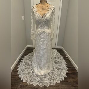 Beautiful brand new with tags Jasmine Couture wedding dress. Size 12.